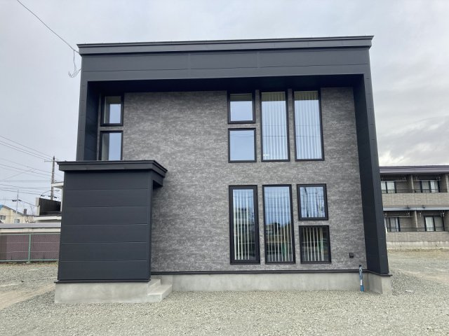 ◎鳥取大通6　「家は品質！」　家具付モデル住宅　”TRETTIO VALO”の外観|住まいのデザインに多くの工夫が施されています。