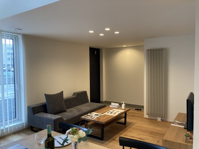 ◎鳥取大通6　「家は品質！」　家具付モデル住宅　”TRETTIO VALO”の居間・リビング|◎リビングはいつでも家族の存在を感じます。