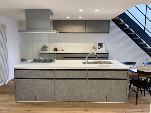 ◎鳥取大通6　「家は品質！」　家具付モデル住宅　”TRETTIO VALO”のキッチン|キッチンはLDK の中心でアイランド型です。