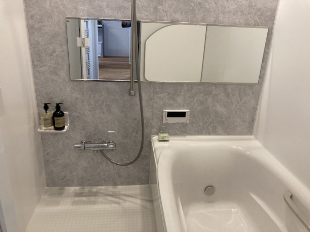 ◎鳥取大通6　「家は品質！」　家具付モデル住宅　”TRETTIO VALO”の浴室|お風呂はシックな装いで落ち着いています。