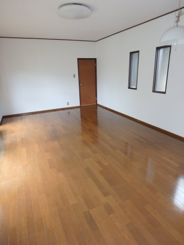 鳩山楓ヶ丘2丁目貸家の居間・リビング|明るいLDKです。