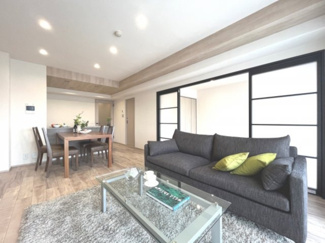 【外観】 | 【 Living　room 】
木の暖かさを感じられ、団欒とした生活を送ることができるリビングルーム。気持ちのいい日の光の下、ゆっくりとしたくつろげる時間を楽しみませんか？