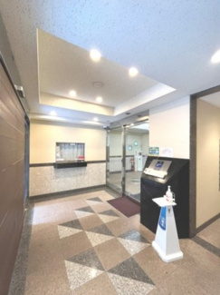 【エントランス】 | 【 Entrance 】
居住者の帰りを最初に待っていてくれるエントランス。その壮大な佇まいとは裏腹に、入ると静寂な空間が続いています。プライベートがしっかりと守られている証です。