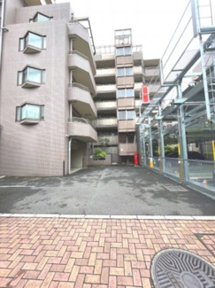 【駐車場】 | 【 others 】
敷地内駐車場は機械式と平置きがございます。