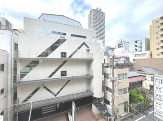 【展望】 | 【 View 】
木の暖かさをより感じさせてくれる太陽の光、一日の始まりを心地よく演出してくれます。窓から入る気持ちのいい風で、活力がみなぎることでしょう。