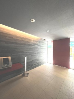 【エントランス】 | 【 Entrance 】
居住者の帰りを最初に待っていてくれるエントランス。その壮大な佇まいとは裏腹に、入ると静寂な空間が続いています。プライベートがしっかりと守られている証です。