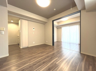 【外観】 | 【 Living　room 】
木の暖かさを感じられ、団欒とした生活を送ることができるリビングルーム。気持ちのいい日の光の下、ゆっくりとしたくつろげる時間を楽しみませんか？