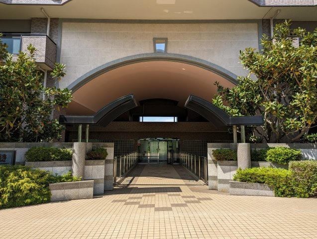 ライオンズマンション筑波学園都市のエントランス|建物２階から入るメインエントランス