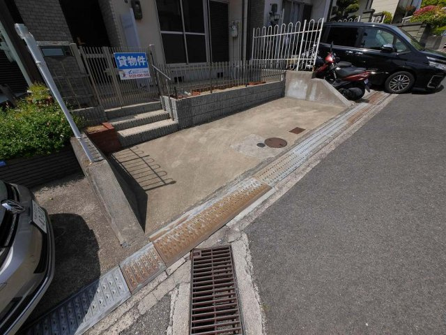 高倉台８丁目テラスハウス貸家の駐車場