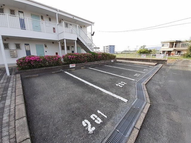 サクセスハイツの駐車場