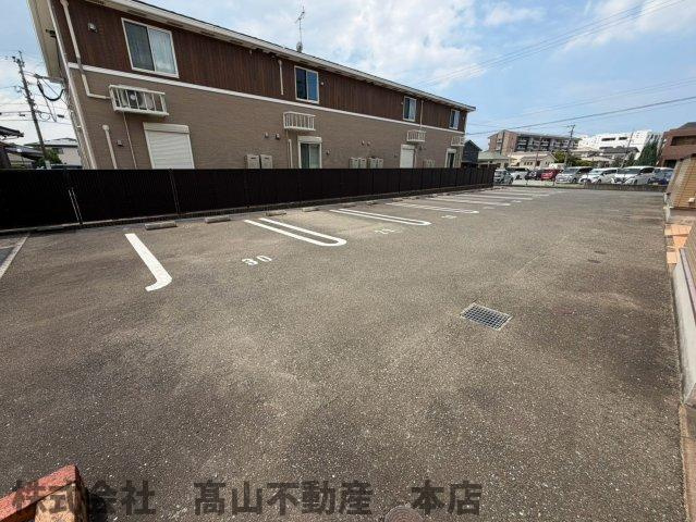 パーミイ・ヒル参番館の駐車場