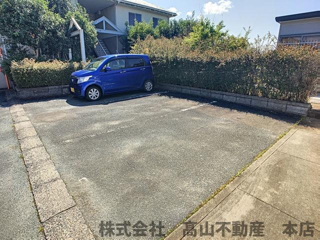 ドミール赤間苑の駐車場