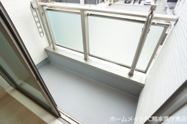 熊本市中央区黒髪６丁目のアパートのバルコニー|写真は同施工会社の類似物件となります。