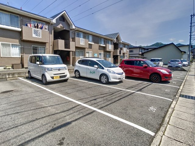 カーディナルESTの駐車場