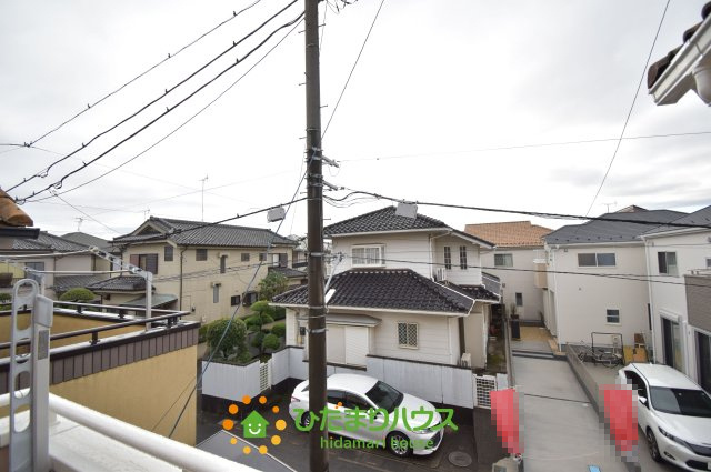 上尾市川2丁目　中古一戸建ての前面道路含む現地写真