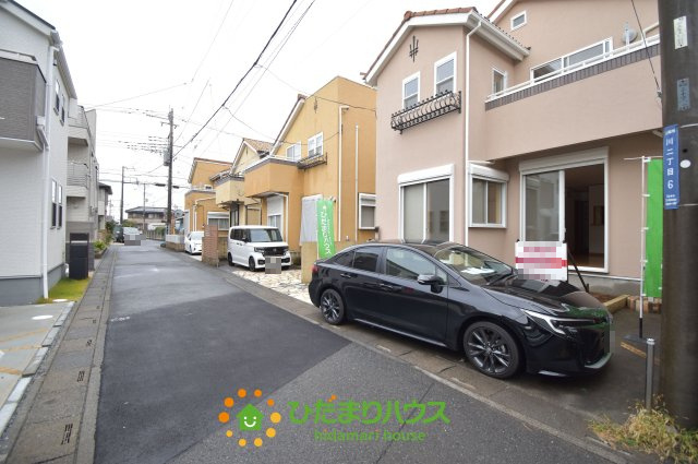 上尾市川2丁目　中古一戸建ての前面道路含む現地写真