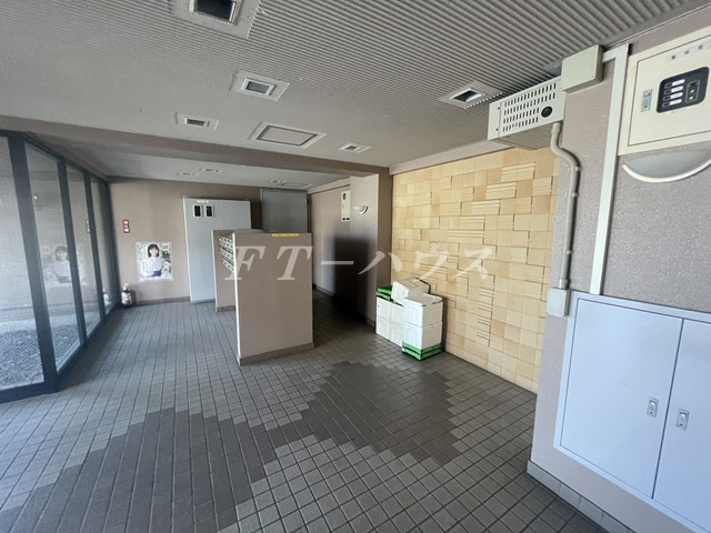 千葉市花見川区幕張本郷３丁目の賃貸マンションのエントランス