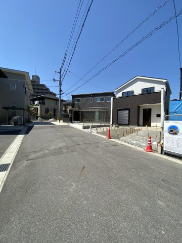 新築戸建　上安２丁目の前面道路含む現地写真