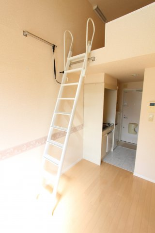 ネオステージ横須賀中央の居間・リビング|同アパートの参考写真です。