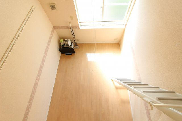 ネオステージ横須賀中央の居間・リビング|同アパートの参考写真です。