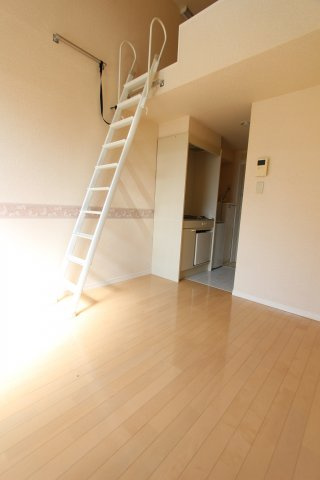 ネオステージ横須賀中央の居間・リビング|同アパートの参考写真です。