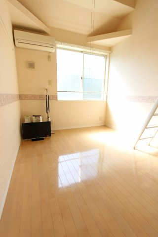 ネオステージ横須賀中央の居間・リビング|同アパートの参考写真です。