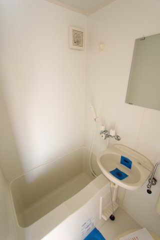 ネオステージ横須賀中央の浴室|同アパートの参考写真です。