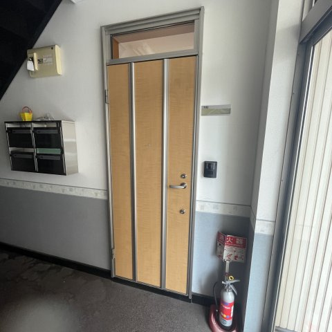 東町グレイスタウンＤの玄関