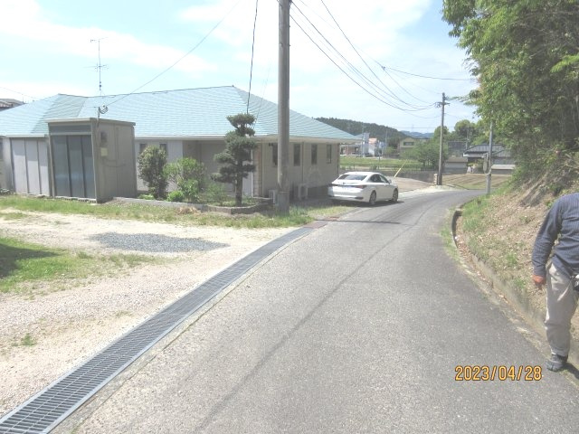 宇美町障子岳5丁目土地（古家有）の前面道路含む現地写真