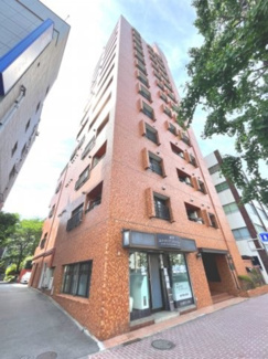 【外観】 | 【 Appearance 】
存在感のある建物は、居住者の拠点としてずっと価値を持ち続ける。今もそこでじっと佇み、居住者の安全や安心を守ってくれています。