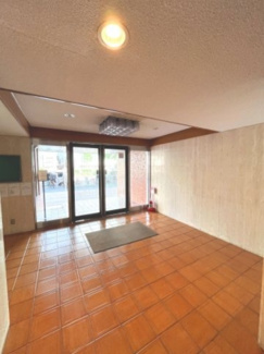 【エントランス】 | 【 Entrance 】
居住者の帰りを最初に待っていてくれるエントランス。その壮大な佇まいとは裏腹に、入ると静寂な空間が続いています。プライベートがしっかりと守られている証です。