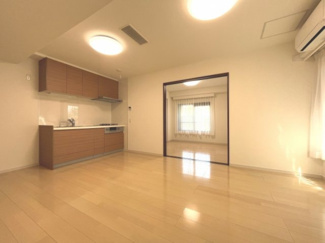 【外観】 | 【 Living　room 】
木の暖かさを感じられ、団欒とした生活を送ることができるリビングルーム。気持ちのいい日の光の下、ゆっくりとしたくつろげる時間を楽しみませんか？