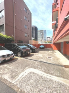 【駐車場】 | 【 others 】
平置き式の敷地内駐車場です。