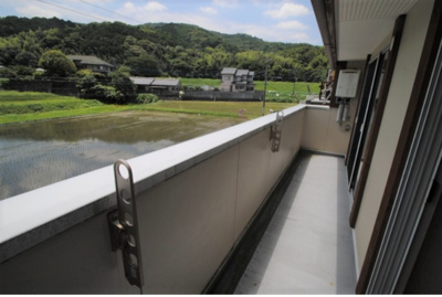 【バルコニー】 | グランデール長園B | 陽当たり良好なバルコニーです