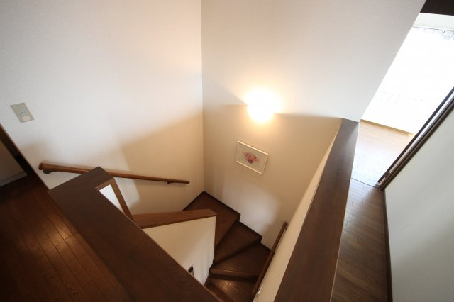 【内装】 | 大津市仰木の里東5丁目11-15　中古戸建 | 開放的な階段