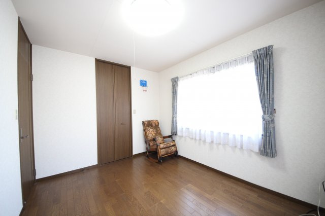 【洋室】 | 大津市仰木の里東5丁目11-15　中古戸建 | 明るい洋室です