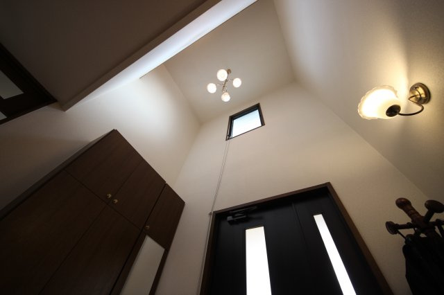 【内装】 | 大津市仰木の里東5丁目11-15　中古戸建 | 玄関吹抜け、室内側から