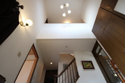 【内装】 | 大津市仰木の里東5丁目11-15　中古戸建 | 玄関吹抜け、玄関ドア付近から