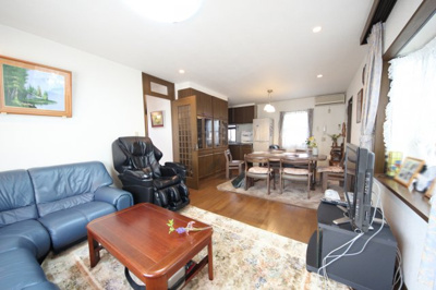 【居間・リビング】 | 大津市仰木の里東5丁目11-15　中古戸建 | こちらのリビングで趣味の時間をお楽しみください