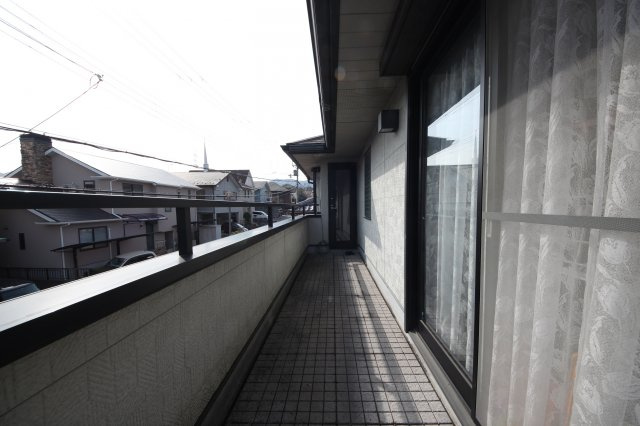 【バルコニー】 | 大津市仰木の里東5丁目11-15　中古戸建 | 陽当たり良好なバルコニーです
