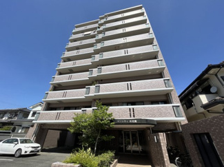 【外観】 | 9階建てマンションの5階部分、1フロア2戸の造りで独立性の高い快適なお部屋です！ 学校が近く、周辺環境も非常に良好で長く快適に暮らせます。敷地内駐車場空きありなのも嬉しいポイントですね