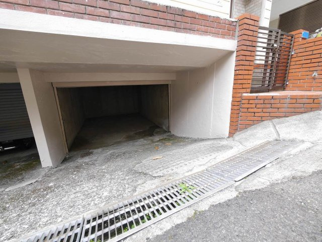 海岸通一戸建の駐車場|車高「145ｃｍまで」