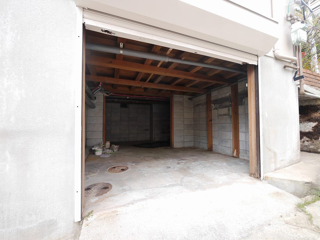 潮見台町3丁目貸戸建のその他|地下倉庫スペース付。自転車やバイク置場にも利用可能。（車の乗入は不可）
