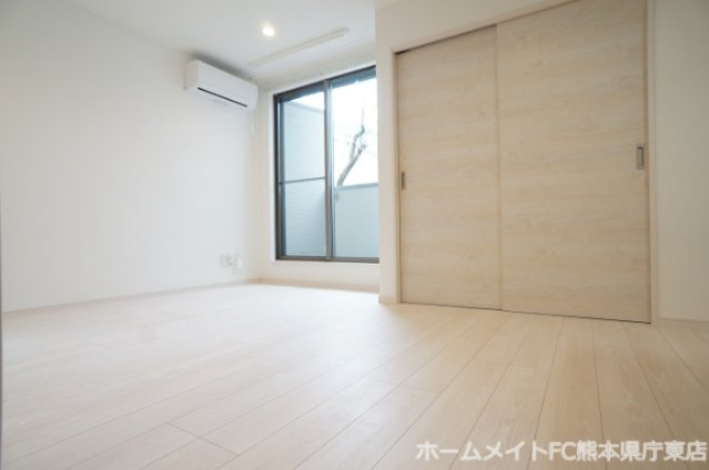 熊本市中央区黒髪６丁目のアパートの居間・リビング|写真は同施工会社の類似物件となります。