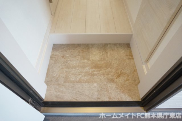 熊本市中央区黒髪６丁目のアパートの玄関|写真は同施工会社の類似物件となります。