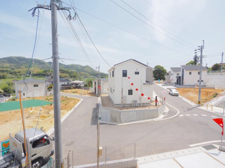 【展望】 | 【穏やかな街並みの眺望】
バルコニーから見える穏やかな街並み
爽やかな風と柔らかく降り注ぐ陽光を感じて頂けます。心地良い開放感が暮らしにゆとりと充足感をもたらします