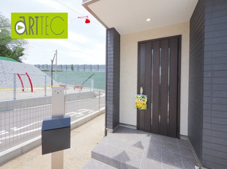 【エントランス】 | 【エントランス】
玄関ドアはお洒落な色を採用
日々の帰宅も今とは違う空間に