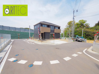 【前面道路含む現地写真】 | 【前面道路】
前面道路は毎日の駐車の出し入れで大事なポイントです！
車種によっても便利・不便がありますのでご確認ください♪