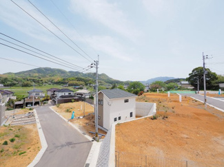【地図】 | 【穏やかな街並みの眺望】
バルコニーから見える穏やかな街並み
爽やかな風と柔らかく降り注ぐ陽光を感じて頂けます。心地良い開放感が暮らしにゆとりと充足感をもたらします
