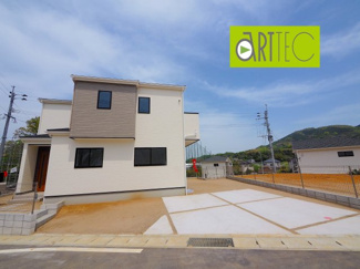 【駐車場】 | 【駐車スペース】
日々の暮らしにマイカーが必要。そんな方は物件の購入条件に駐車場は必須です。通勤に、家族のお迎えに、お買物に、おでかけに、クルマライフを楽しみたい方に。